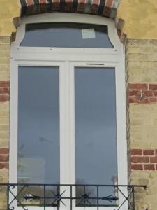 Une fenêtre en bois et aluminium ATULAM avec imposte vitrée