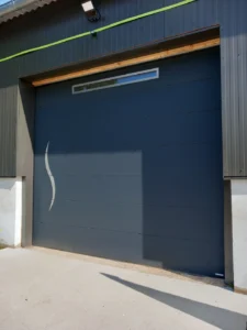 Une porte de garage sectionnelle plafond d'Aludoor