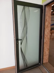 Une porte vitrée en aluminium et bois